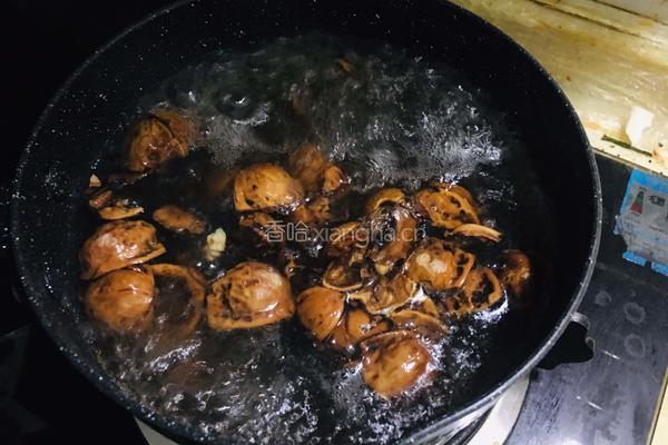核桃壳煮鸡蛋的做法图解2