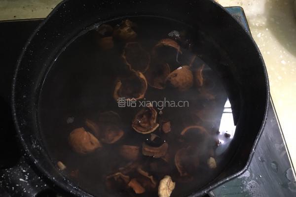 核桃壳煮鸡蛋的做法图解3