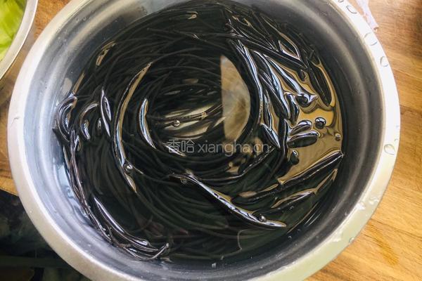 蕨根粉拌菠菜的做法图解1