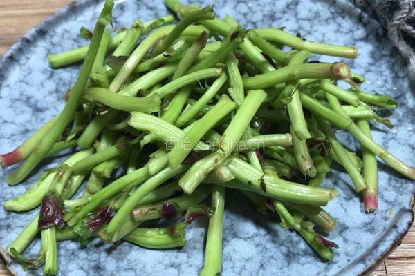 苋菜梗胡萝卜炒肉丝的做法图解2