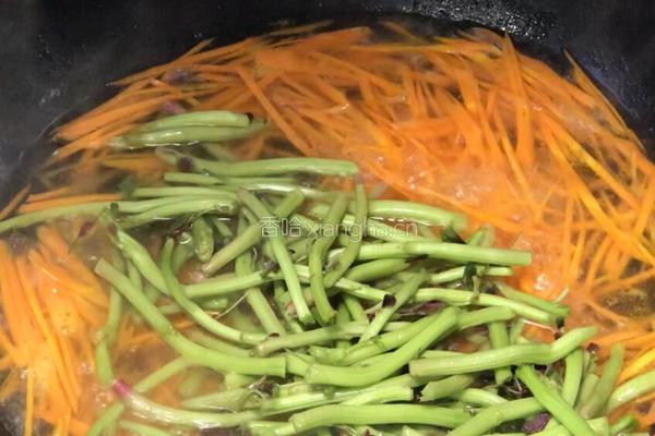 苋菜梗胡萝卜炒肉丝的做法图解7