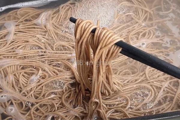 肉丸荞麦面的做法图解5