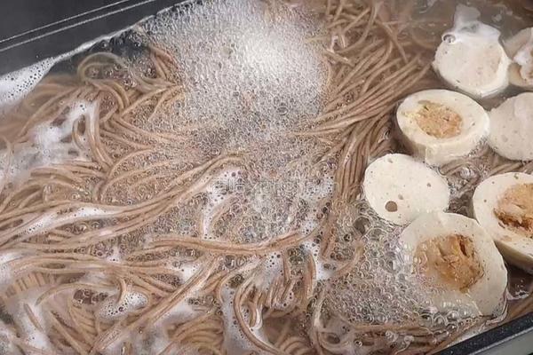 肉丸荞麦面的做法图解6