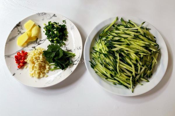 黄瓜拌鸡丝的做法图解2