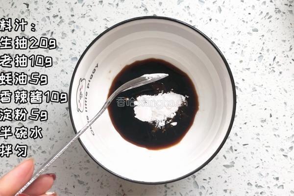 青椒鸡蛋拌面的做法图解1