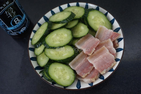 黄瓜炒咸肉的做法图解1