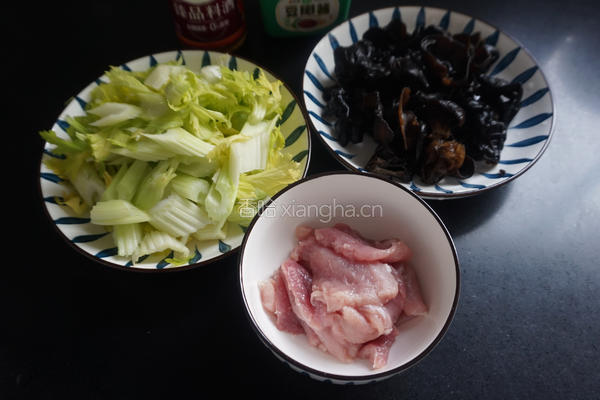 西芹木耳炒肉片的做法图解1