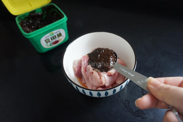 西芹木耳炒肉片的做法图解3