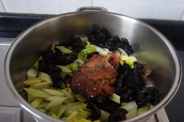 西芹木耳炒肉片的做法图解8