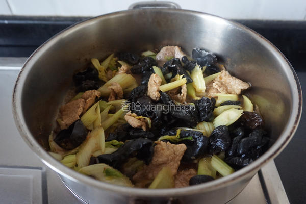 西芹木耳炒肉片的做法图解9