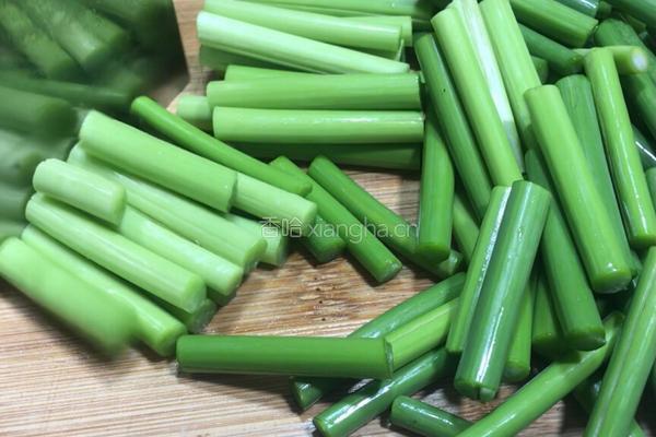 蒜苔炒肉的做法图解3