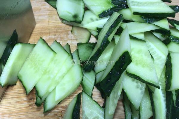 枸杞黄瓜炒鸡蛋的做法图解1