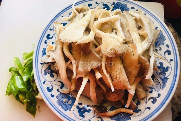 平菇炒肉片的做法图解1