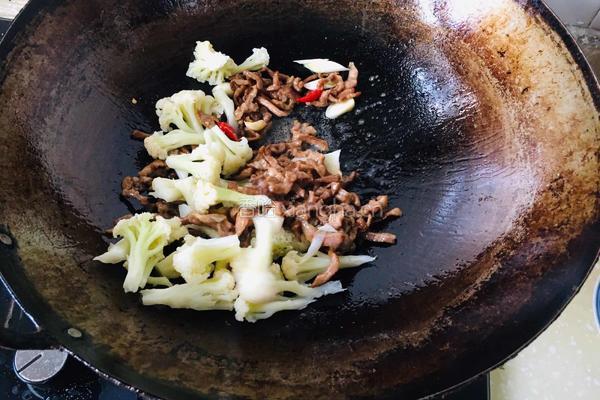 菜花炒肉丝的做法图解9