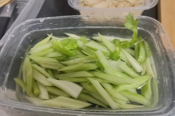 芹菜炒百合的做法图解2
