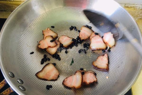 萝卜干炒腊肉的做法图解3