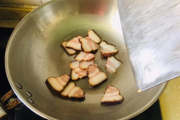 萝卜干炒腊肉的做法图解2