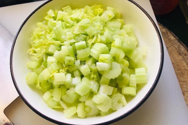 生渍芹菜心的做法图解3