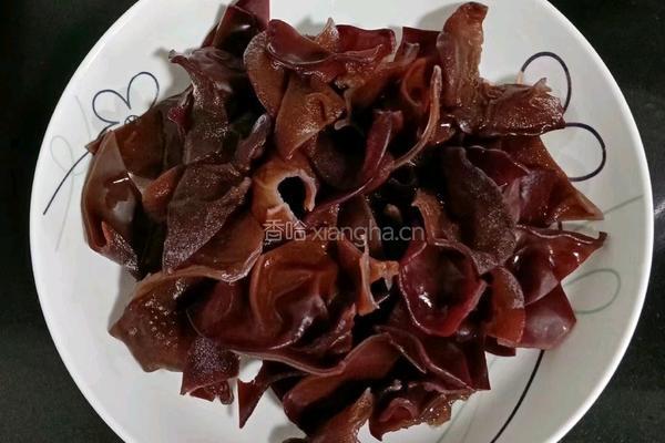 木耳西芹炒鸡肉的做法图解2