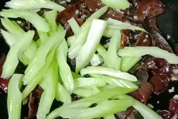 木耳西芹炒鸡肉的做法图解12