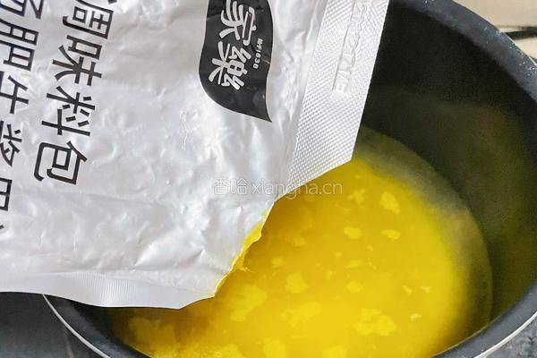 虾仁金针菇酸汤的做法图解2