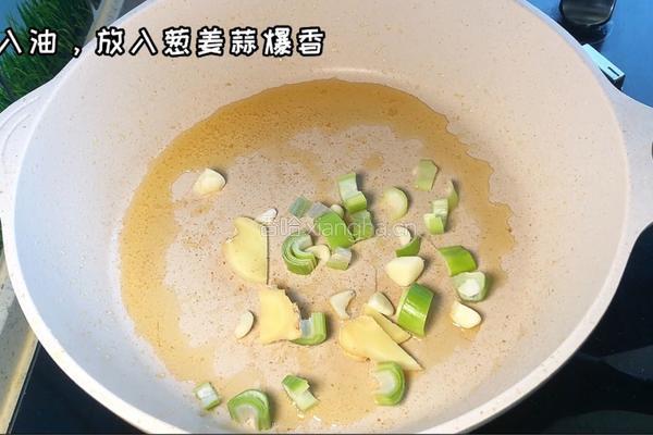 杏鲍菇炒鸡丁的做法图解4