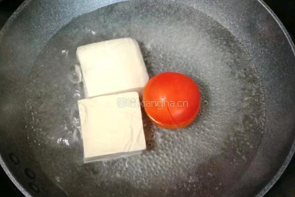 豆腐鱼丸番茄汤的做法图解1