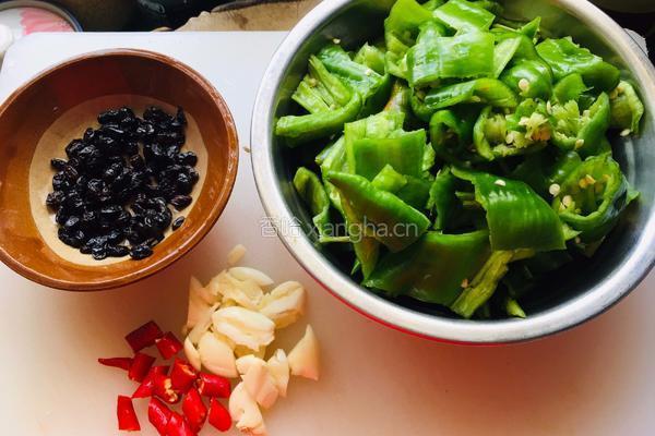 豆豉烧青椒的做法图解2