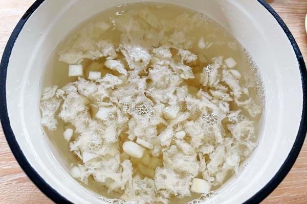 银耳雪梨桂花冻撞奶的做法图解3