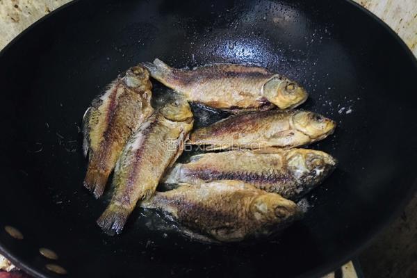 香酥小鲫鱼的做法图解3