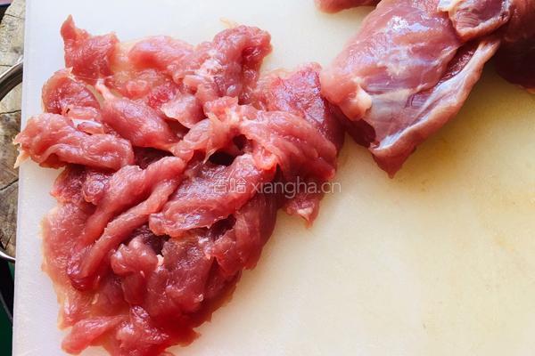 莲花白木耳过油肉的做法图解1