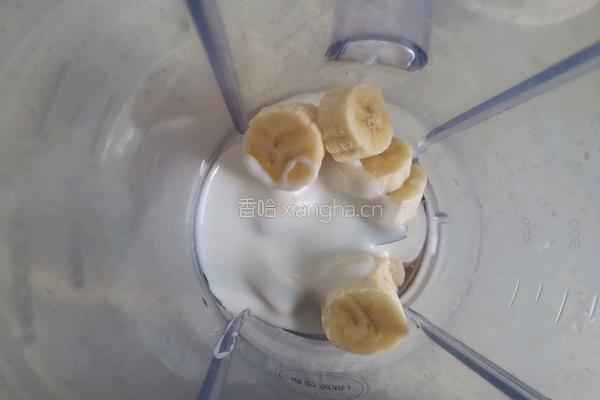 草莓香蕉奶昔的做法图解3