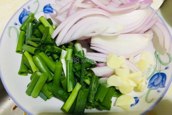 羊肉炒圆葱的做法图解2