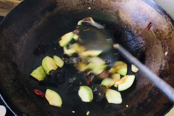 西葫芦木耳炒鸡蛋的做法图解3