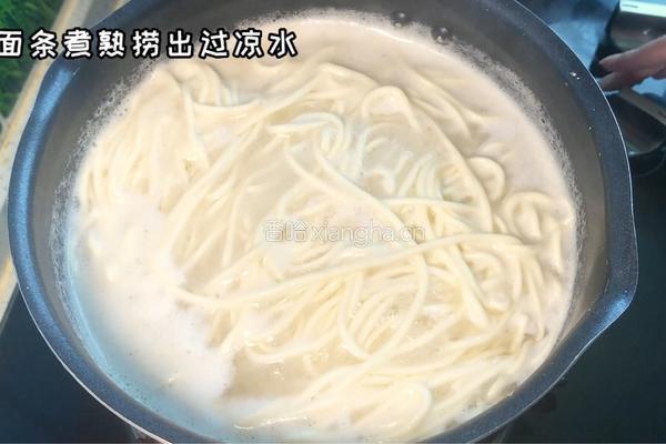 番茄虾仁香菇炒面的做法图解3