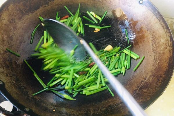 韭菜苔炒牛肉的做法图解3