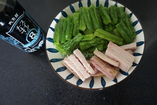 苦瓜炒咸肉的做法图解1