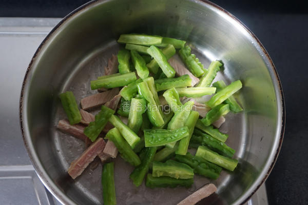 苦瓜炒咸肉的做法图解4