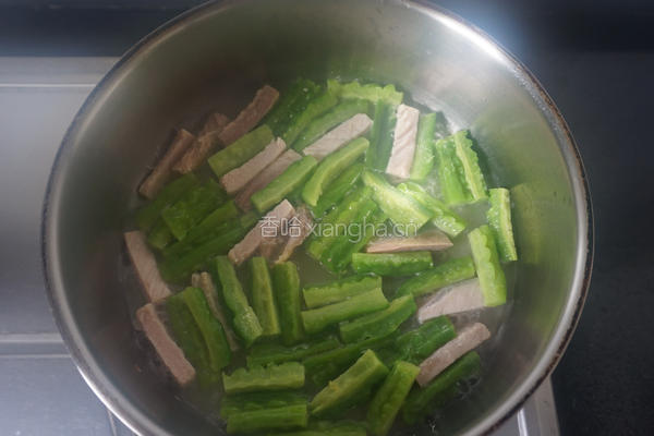 苦瓜炒咸肉的做法图解6
