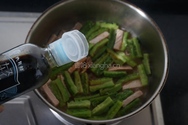 苦瓜炒咸肉的做法图解7