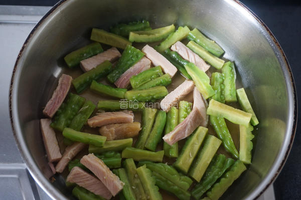苦瓜炒咸肉的做法图解8