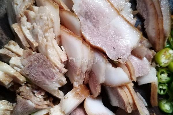 辣椒炒卤猪头肉的做法图解1