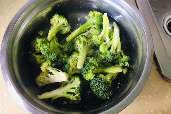 葱香豉油西兰花的做法图解1