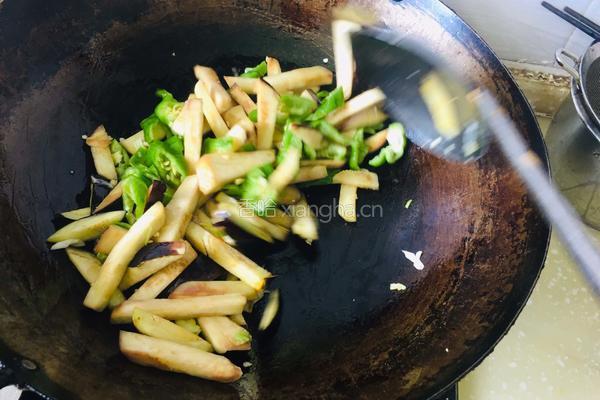青椒西红柿炒茄子的做法图解4