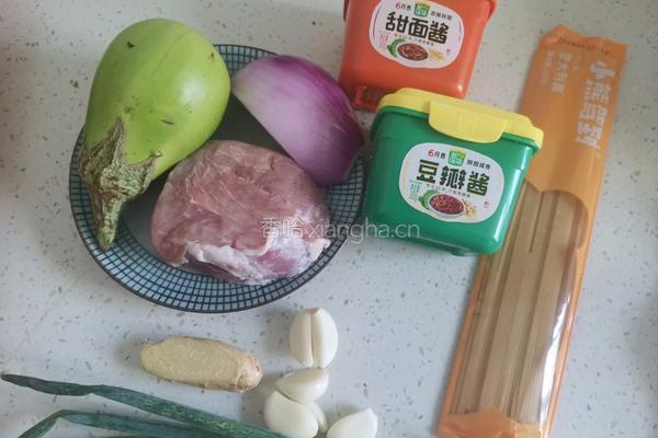 茄子肉酱拌面的做法图解1