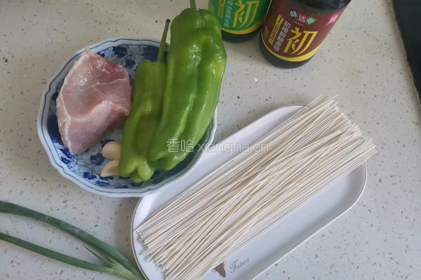 青椒肉丝凉拌面的做法图解1