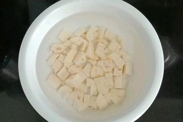藕丁炒火腿的做法图解1