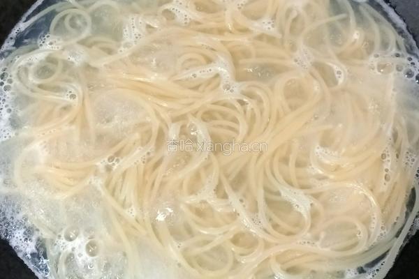 香肠鸡蛋炒意面的做法图解6
