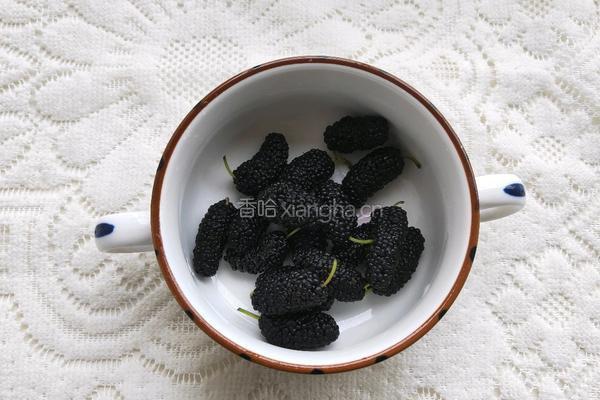 桑葚蔓越莓冰饮的做法图解1