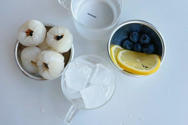 荔枝蓝莓气泡饮的做法图解5